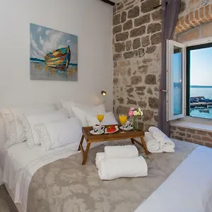 https://seafront-apartment-in-historical-cippico-castle.splithotels.org